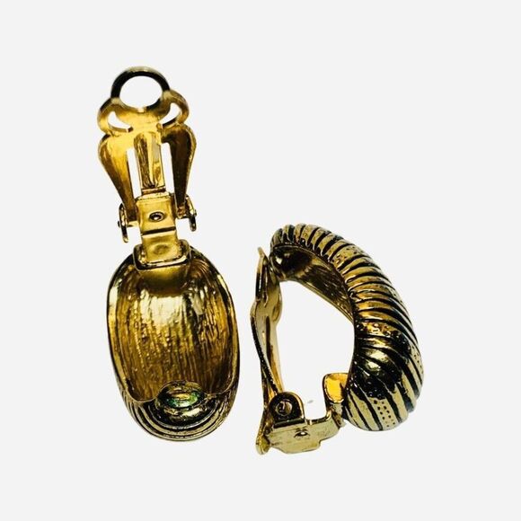 Vintage Ridged Carved Black & Gold Shiny 1/2 Moon Hoop Clip-on Stud Earrings - Picture 6 of 6